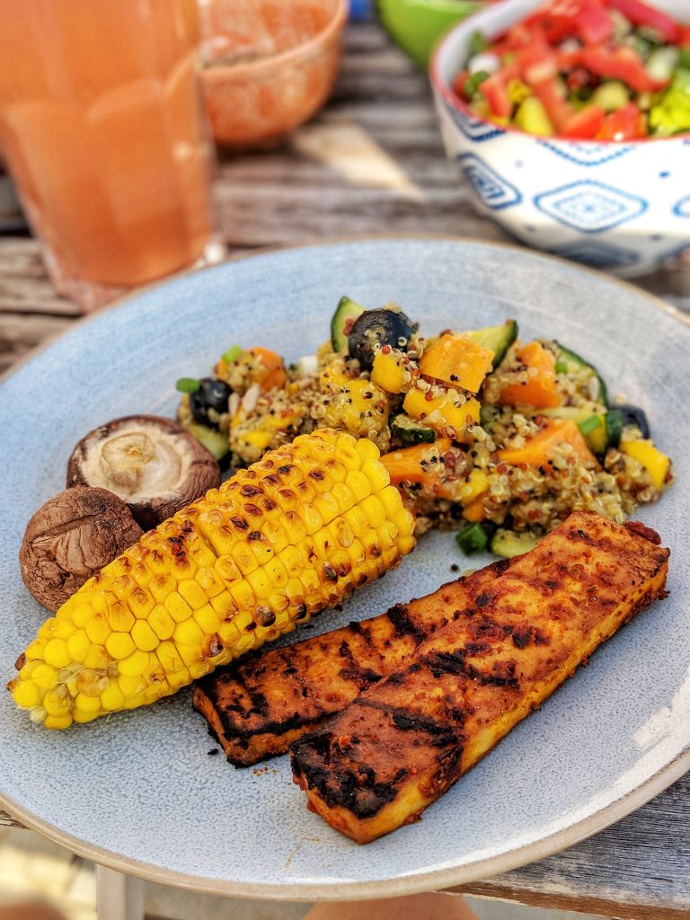 Sweet potatoe-quinoa-mango-salad and sweet & smoky BBQ tofu - vegan & gluten free