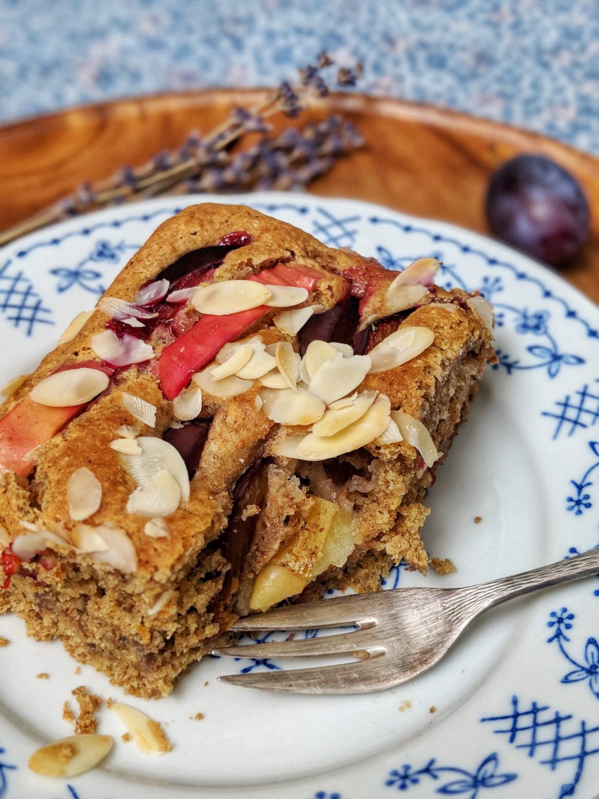 Versunkener Apfel-Pflaumenkuchen – vegan &amp; natürlich gesüßt – In Love ...