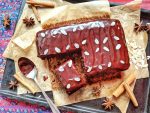 Amazing Gingerbread Cake with Chocolate Ganache - vegan & naturally sweetened