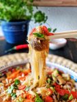 Spicy Thai Noodle Soup with Veggies - #vegan & #glutenfree