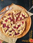 This easy Vegan Raspberry Streusel Cake is the perfect treat for your next brunch or coffee date. It's naturally sweetened and all you need is 9 simple ingredients. 💕| inlovewithbliss.com #streusel #vegan #nosugar #raspberry